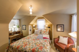 Knob Hill Bed and Breakfast Secret Garden room